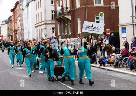 Giessen, Allemagne. 11 février 2024. Les participantes sont vues lors de la Journée du Carnaval des femmes. Les participants au carnaval défilent dans la vieille ville de Giessen pendant la Journée du carnaval des femmes, également connue sous le nom de Weiberfastnacht. (Photo de Mohammad Javad Abjoushak/SOPA images/Sipa USA) crédit : Sipa USA/Alamy Live News Banque D'Images