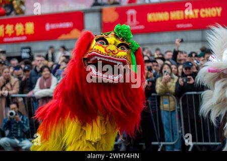 Londres, Royaume-Uni. 11 février 2024. Les danseurs du lion se produisent à Trafalgar Square pour célébrer le nouvel an lunaire chinois à Londres, en Grande-Bretagne, le 11 février 2024. Credit : Stephen Chung/Xinhua/Alamy Live News Banque D'Images