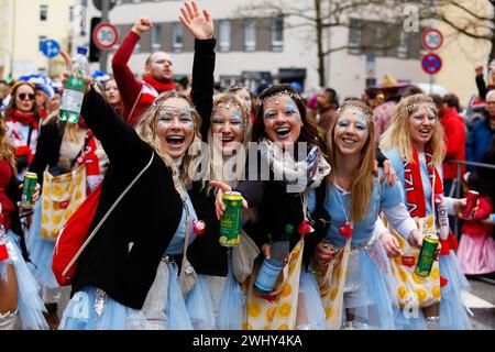 Giessen, Allemagne. 11 février 2024. Les participantes sont vues lors de la Journée du Carnaval des femmes. Les participants au carnaval défilent dans la vieille ville de Giessen pendant la Journée du carnaval des femmes, également connue sous le nom de Weiberfastnacht. Crédit : SOPA images Limited/Alamy Live News Banque D'Images