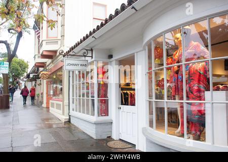 Magasins et boutiques sur Ocean Avenue, Carmel-by-the-Sea, comté de Monterey, Californie, États-Unis d'Amérique Banque D'Images