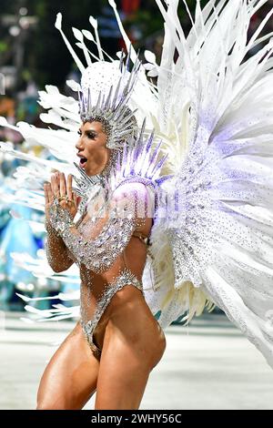 Rio de Janeiro, Brésil. 11 février 2024. RJ - RIO DE JANEIRO - 02/11/2024 - RIO 202 CARNAVAL, DÉFILÉ DE GROUPE SPÉCIAL - Tati Minerato Reine des tambours de l'école de Samba Unidos do Porto da Pedra lors de la représentation de la première nuit du défilé de groupe spécial de Rio de Janeiro au Sambadrome de marques de Sapucai ce dimanche (11). Photo : Thiago Ribeiro/AGIF (photo : Thiago Ribeiro/AGIF/Sipa USA) crédit : Sipa USA/Alamy Live News Banque D'Images