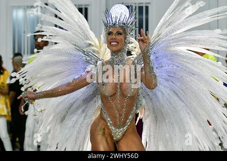 Rio de Janeiro, Brésil. 11 février 2024. RJ - RIO DE JANEIRO - 02/11/2024 - RIO 202 CARNAVAL, DÉFILÉ DE GROUPE SPÉCIAL - Tati Minerato Reine des tambours de l'école de Samba Unidos do Porto da Pedra lors de la représentation de la première nuit du défilé de groupe spécial de Rio de Janeiro au Sambadrome de marques de Sapucai ce dimanche (11). Photo : Thiago Ribeiro/AGIF (photo : Thiago Ribeiro/AGIF/Sipa USA) crédit : Sipa USA/Alamy Live News Banque D'Images