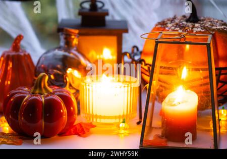 Décor festif de la maison sur le rebord de la fenêtre pour Halloween - citrouilles, Jack o lanternes, crânes, toiles d'araignée, araignées, squelettes, can Banque D'Images