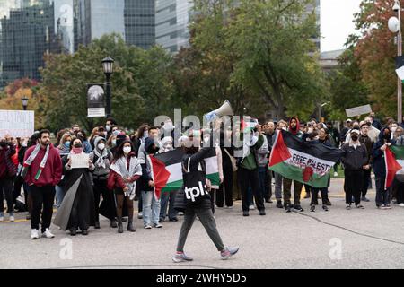 Toronto, Canada - 18 octobre 2023 : avec des drapeaux et des bannières, le groupe prend position, montrant au monde entier ses indéfectibles engagés Banque D'Images