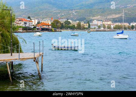 Lac Ohrid, yacht de Macédoine du Nord et vue sur la ville Banque D'Images