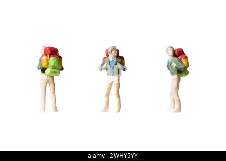 Backpacker miniature isolé sur fond blanc Banque D'Images