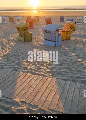 Coucher de soleil sur l'île de langeoog dans la mer du Nord Banque D'Images