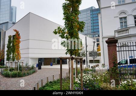 Musée juif de Francfort-sur-le-main avec sculpture d'arbre par Ariel Schlesinger Banque D'Images