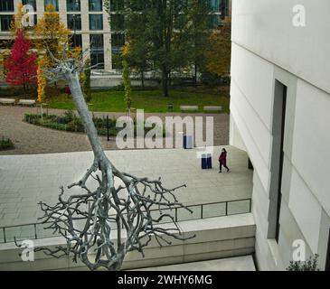 Musée juif de Francfort-sur-le-main avec sculpture d'arbre par Ariel Schlesinger Banque D'Images