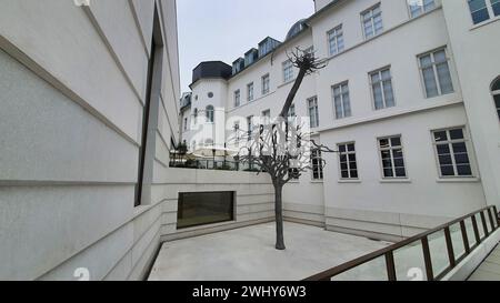 Musée juif de Francfort-sur-le-main avec sculpture d'arbre par Ariel Schlesinger Banque D'Images