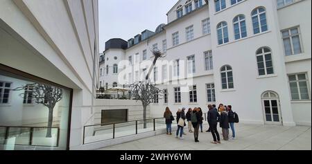 Musée juif de Francfort-sur-le-main avec sculpture d'arbre par Ariel Schlesinger Banque D'Images