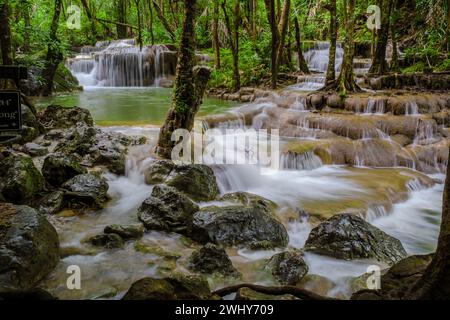 Cascade d'Erawan Thaïlande, belle cascade de forêt profonde en Thaïlande Banque D'Images