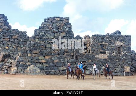 Groupe d'équitation à Bushiribana Ruins (moulin d'or du 19ème siècle), Noord, Aruba, Iles ABC, Antilles sous le vent, Caraïbes Banque D'Images