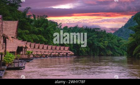 Maisons de plage tropicales sur la rivière Kwai en Thaïlande Banque D'Images