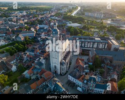 Halle, région du Brabant flamand, Belgique, 01 05 2023, vue aérienne de la ville de Halle par un beau jour de printemps. Photo de haute qualité Banque D'Images