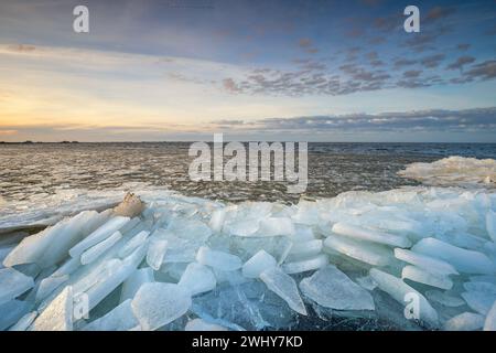 Énormes morceaux de glace cassés sur le grand lac Banque D'Images