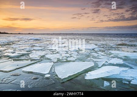 Glace brisée sur un grand lac gelé Banque D'Images