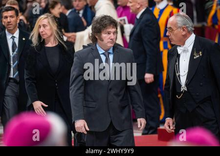 Vatican, Vatican. 11 février 2024. Le président argentin Javier Milei quitte le parfait Basilique Pierre à la fin de la Sainte Messe et à la canonisation de la bienheureuse Marie Antonia de Saint Joseph de Paz y Figueroa. Crédit : SOPA images Limited/Alamy Live News Banque D'Images