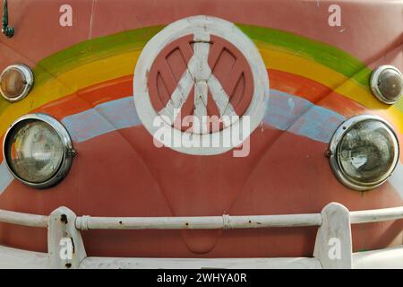 Bus VW T1 peint, arc-en-ciel et symbole de paix sur le logo VW, Maison de l'histoire, Bonn, Allemagne, Europe Banque D'Images