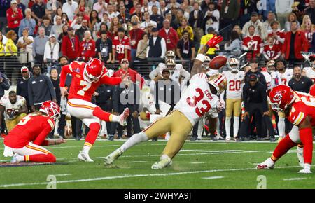 Las Vegas, États-Unis. 11 février 2024. Le kicker Harrison Butker (7) des Kansas City Chiefs place frappe un field goal de 29 yards contre les 49ers de San Francisco pour égaliser le match 19-19 au quatrième quart-temps et forcer une prolongation au Super Bowl LVIII au Allegiant Stadium de Las Vegas, Nevada, le dimanche 11 février 2024. Photo de John Angelillo/UPI crédit : UPI/Alamy Live News Banque D'Images