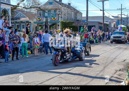 NOUVELLE-ORLÉANS, LOUISIANE, États-Unis - 19 FÉVRIER 2023 : défilé de mardi gras de Krewe of Thoth avec un motocycliste costumé et la foule le long de la route du défilé sur le M Banque D'Images