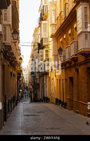 Petite rue dans la vieille ville de Cadix Banque D'Images