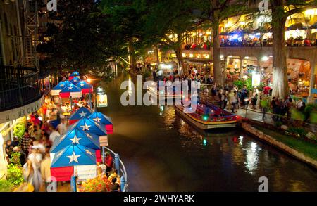 Les restaurants bordent la promenade de la rivière sur Paseo de Rio dans le centre-ville de San Antonio, Texas - USA Banque D'Images