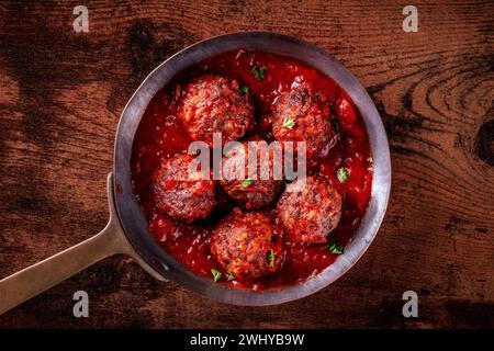 Boulettes de viande. Boulettes de viande de boeuf, filmées par le haut dans une casserole, avec sauce tomate Banque D'Images