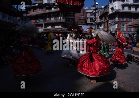 Les danseurs masqués jouent la danse pendant le Pachali Bhairab 12 Barse Khadga Siddhi Naach à Marutole à Katmandou le samedi 3 février 2024. Banque D'Images