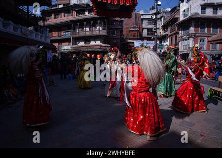 Les danseurs masqués jouent la danse pendant le Pachali Bhairab 12 Barse Khadga Siddhi Naach à Marutole à Katmandou le samedi 3 février 2024. Banque D'Images