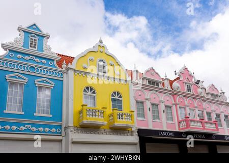 Les bâtiments de style colonial hollandais, Plaza Daniel Leo, Oranjestad, Aruba, les îles ABC sous le vent, Antilles, Caraïbes Banque D'Images