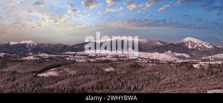 En hiver, les environs isolés des villages alpins, les collines de campagne, les bosquets et les terres agricoles offrent une vue depuis les pentes de montagne Banque D'Images