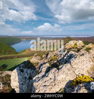 Ukraine sans agression russe. Vue imprenable sur le Dnister River Canyon avec ses rochers, ses champs et ses fleurs pittoresques. THI Banque D'Images