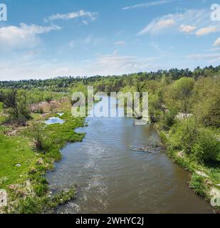 Vue imprenable sur la rivière Zbruch, Ternopil et Khmelnytsky, frontière avec l'Ukraine. Banque D'Images