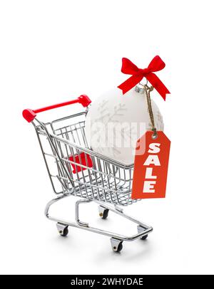 Panier avec grande boule de Noël Banque D'Images