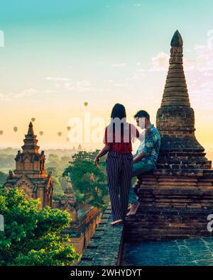 Couple visite Bagan Myanmar, montgolfière pendant le lever du soleil au-dessus des temples et des pagodes de Bagan Banque D'Images