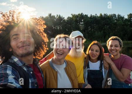 Wanderlust style de vie, selfie, jeune groupe multiracial de personnes à la mode s'amusant ensemble en vacances - frite millénaire diversifiée Banque D'Images