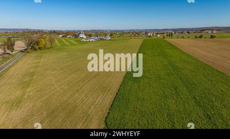 Vue aérienne des terres agricoles Amish, travail en patchs des champs couvrent les cultures et la couleur en automne Banque D'Images