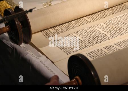 Ouvrez le rouleau Torah sur bima dans la synagogue Banque D'Images