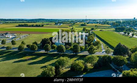 Vue aérienne d'une communauté rurale, de maisons, au milieu de belles terres agricoles Banque D'Images