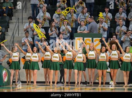 Waco, Texas, États-Unis. 10 février 2024. Baylor Lady Bears pom-meneurs pendant la 2e moitié du match de basket-ball de la NCAA entre les West Virginia Mountaineers et les Baylor Lady Bears au Foster Pavilion à Waco, Texas. Matthew Lynch/CSM/Alamy Live News Banque D'Images