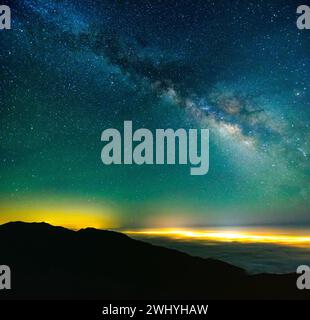 Astrophotographie, voie lactée, ciel nocturne, étoiles détaillées, couleurs vives, beauté cosmique, panorama galactique, nuit étoilée, espace profond Banque D'Images