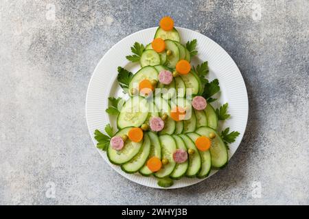 Arbre de Noël d'une salade olivier sur un fond de pierre grise. Hors-d'œuvre de Noël. Vue de dessus. Banque D'Images