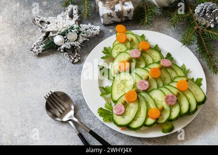 Arbre de Noël d'une salade olivier sur un fond de pierre grise. Hors-d'œuvre de Noël. Copier l'espace. Banque D'Images