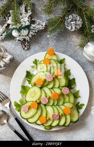 Arbre de Noël d'une salade olivier sur un fond de pierre grise. Hors-d'œuvre de Noël. Vue de dessus. Banque D'Images