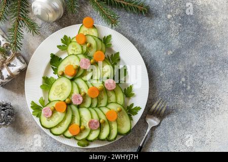 Arbre de Noël d'une salade olivier sur un fond de pierre grise. Hors-d'œuvre de Noël. Vue de dessus. Copier l'espace. Banque D'Images