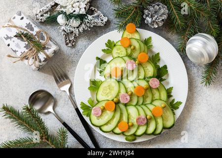 Hors-d'œuvre de Noël. Arbre de Noël d'une salade olivier sur un fond de pierre grise. Banque D'Images