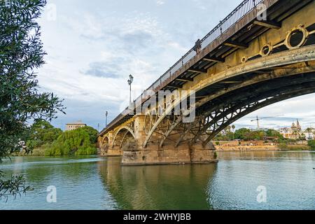 Isabella II Pont ou pont Triana ou en espagnol Puente de Isabel II à Séville Banque D'Images