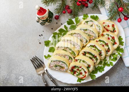 Hors-d'œuvre créatifs noël. Rouleaux de fromage avec bâtonnets de crabe, fromage à la crème, œufs et fromage à la crème, poivron doux, légumes verts. Voir fr Banque D'Images