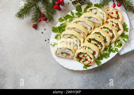 Hors-d'œuvre créatifs noël. Rouleaux de fromage avec bâtonnets de crabe, fromage à la crème, œufs et fromage à la crème, poivron doux, légumes verts. Voir fr Banque D'Images